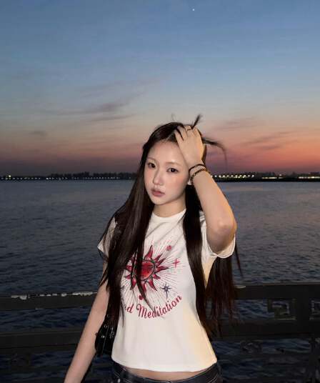 아메리칸 레트로 태양신 프린트 긍정적 인 어깨 반팔 티셔츠 여성 2026 여름 새로운 몸매 가꾸기 슬림해 보이는 쇼트 스타일 맨위