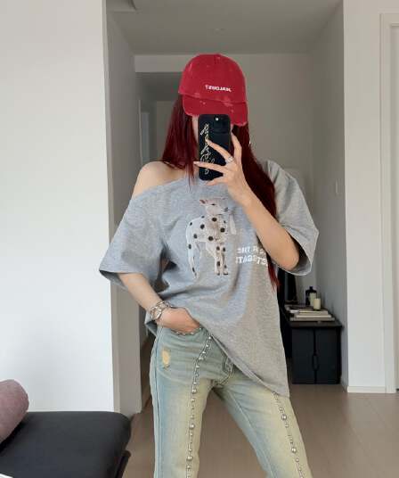 알파벳 어린 양 프린트 비스듬한 어깨 반팔 티셔츠 여성 ins 여름 아메리칸 레트로 루즈핏 느긋한 오프숄더 디자인 센스 맨위
