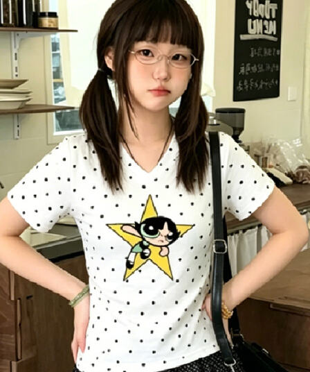 아메리칸 도트 무늬 알파벳 V넥 긍정적 인 어깨 반팔 티셔츠 여성 여름 2026 새로운 몸매 가꾸기 슬림해 보이는 핫걸 쇼트 스타일 맨위