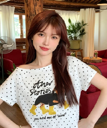 2026 새로운 출퇴근 바람 비스듬한 어깨 루즈핏 반팔 티셔츠 여성 작은 대중 고급 센스 트렌드 오프숄더 다용도 맨위 ins