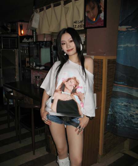 아메리칸 레트로 핫걸 비스듬한 어깨 초상화 프린트 티셔츠 여성 여름 새로운 루즈핏 다용도 오프숄더 맨위