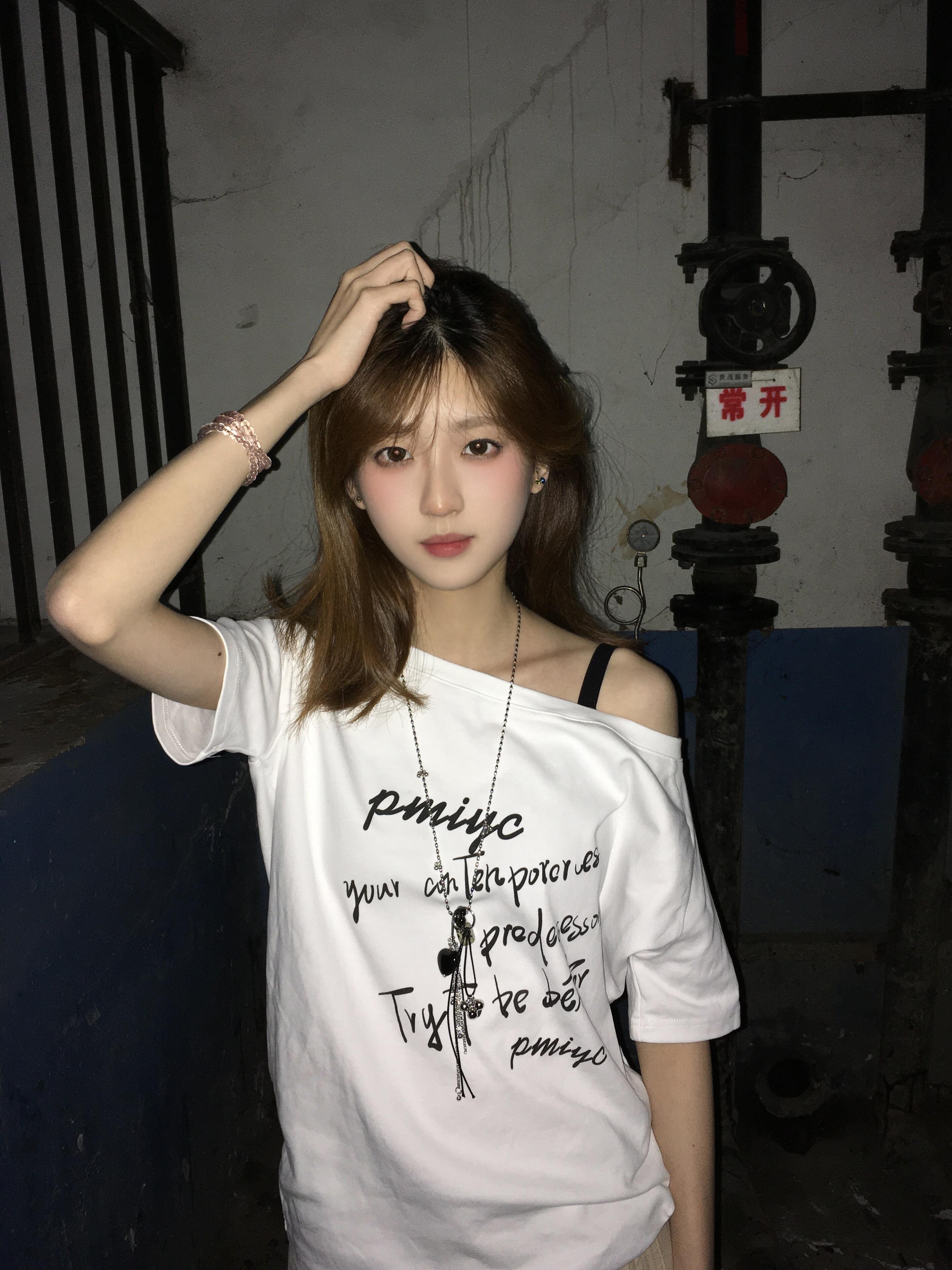 레트로 비스듬한 어깨 스케치 알파벳 반팔 티셔츠 여성 여름 새로운 캐주얼 다용도 루즈핏 슬림해 보이는 맨위 트렌디