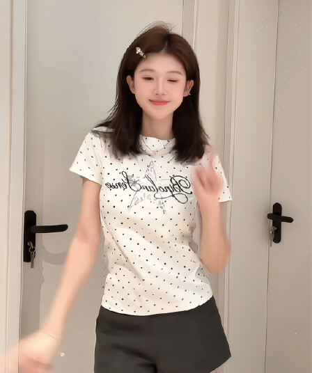 화이트 긍정적 인 어깨 반팔 티셔츠 여성 여름 2026 새로운 고급 작은 대중 고유 한 아름다운 자이언트 잘 생긴 작은 맨위