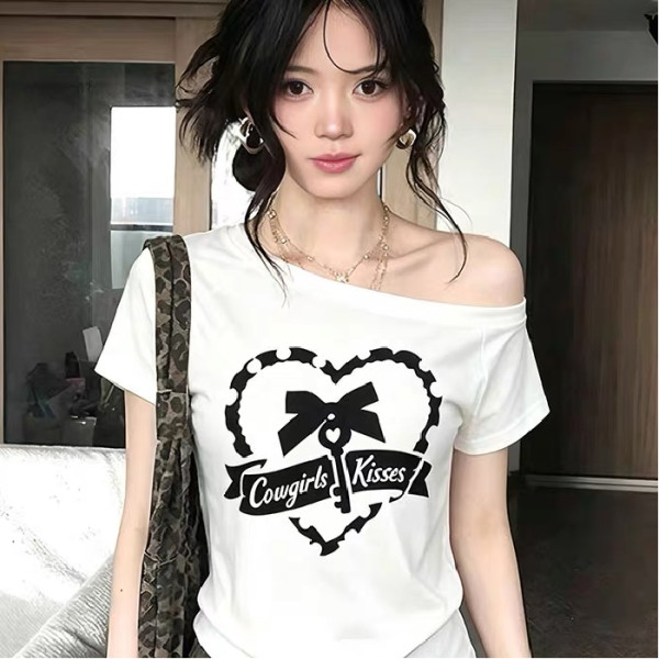 아메리칸 핫걸 하트 프린트 화이트 비스듬한 어깨 반팔 티셔츠 여성 여름 몸매 가꾸기 디자인 센스 작은 대중 오프숄더 맨위