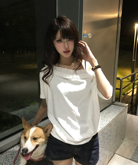 한 부서 ins 미니멀리즘 잘 생긴 비스듬한 어깨 프릴 반팔 티셔츠 여성 2026 년 여름 고유 한 아름다운 다용도 맨위