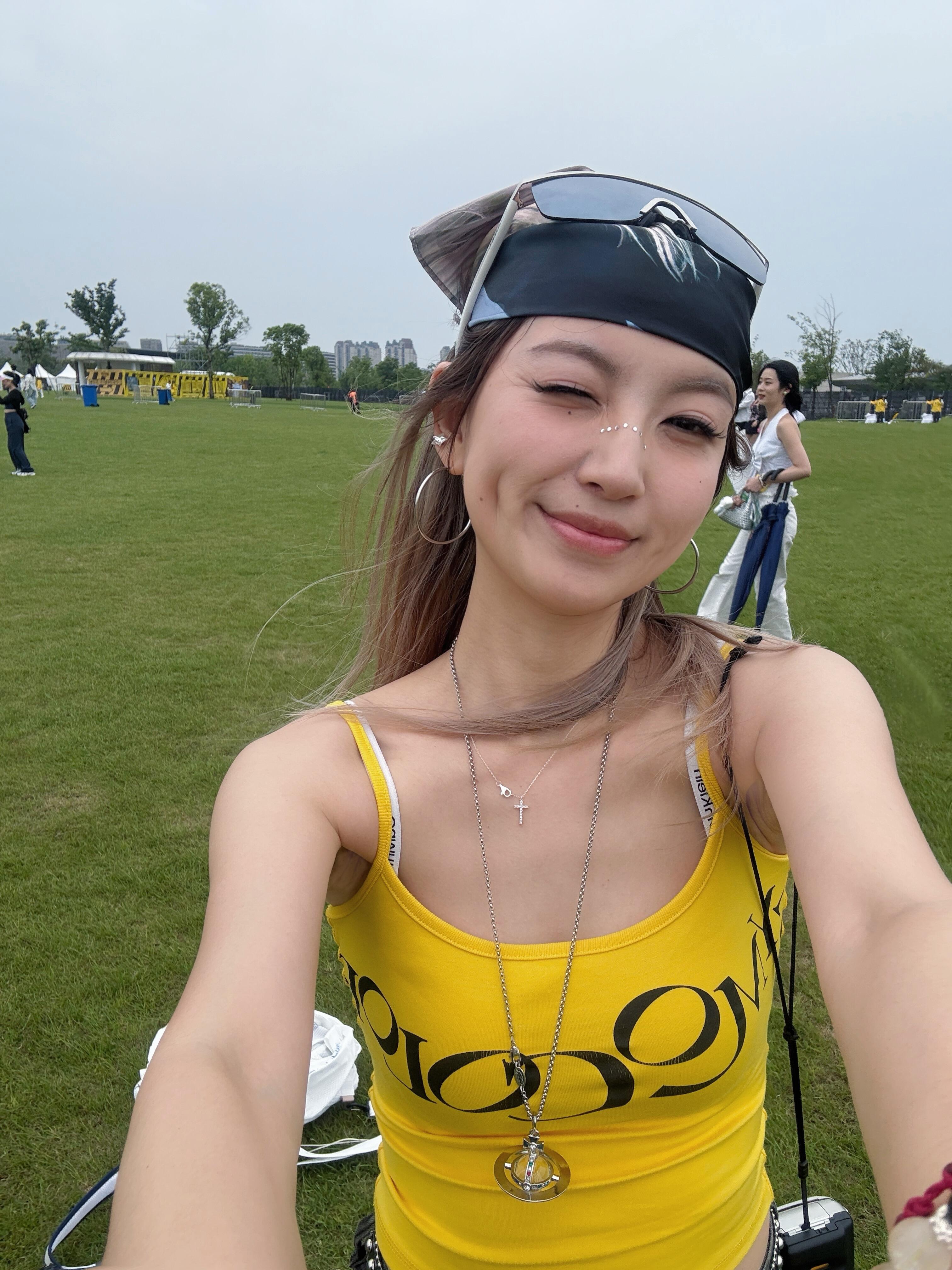 아메리칸 핫걸 디자인 센스 알파벳 프린트 캐미솔 여름 연령 감소 슬림해 보이는 몸매 가꾸기 슬림해 보이는 쇼트 스타일 맨위