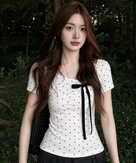 도트 무늬 긍정적 인 어깨 반팔 티셔츠 여성 여름 나비 매듭 디자인 센스 고유 한 몸매 가꾸기 쇼트 스타일 한 첨부 된 의류 슈퍼 잘 생긴