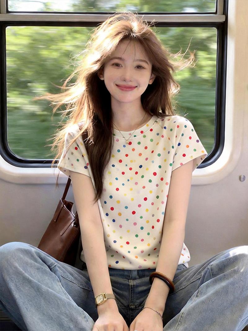 도트 무늬 긍정적 인 어깨 반팔 티셔츠 여성 2026 여름 새로운 몸매 가꾸기 슬림해 보이는 다용도 쇼트 스타일 맨위