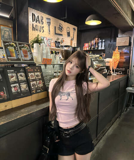 핑크색 부드러운 표범 프린트 긍정적 인 어깨 반팔 티셔츠 여성 여름 한 부서 디자인 센스 몸매 가꾸기 슬림해 보이는 쇼트 스타일 맨위