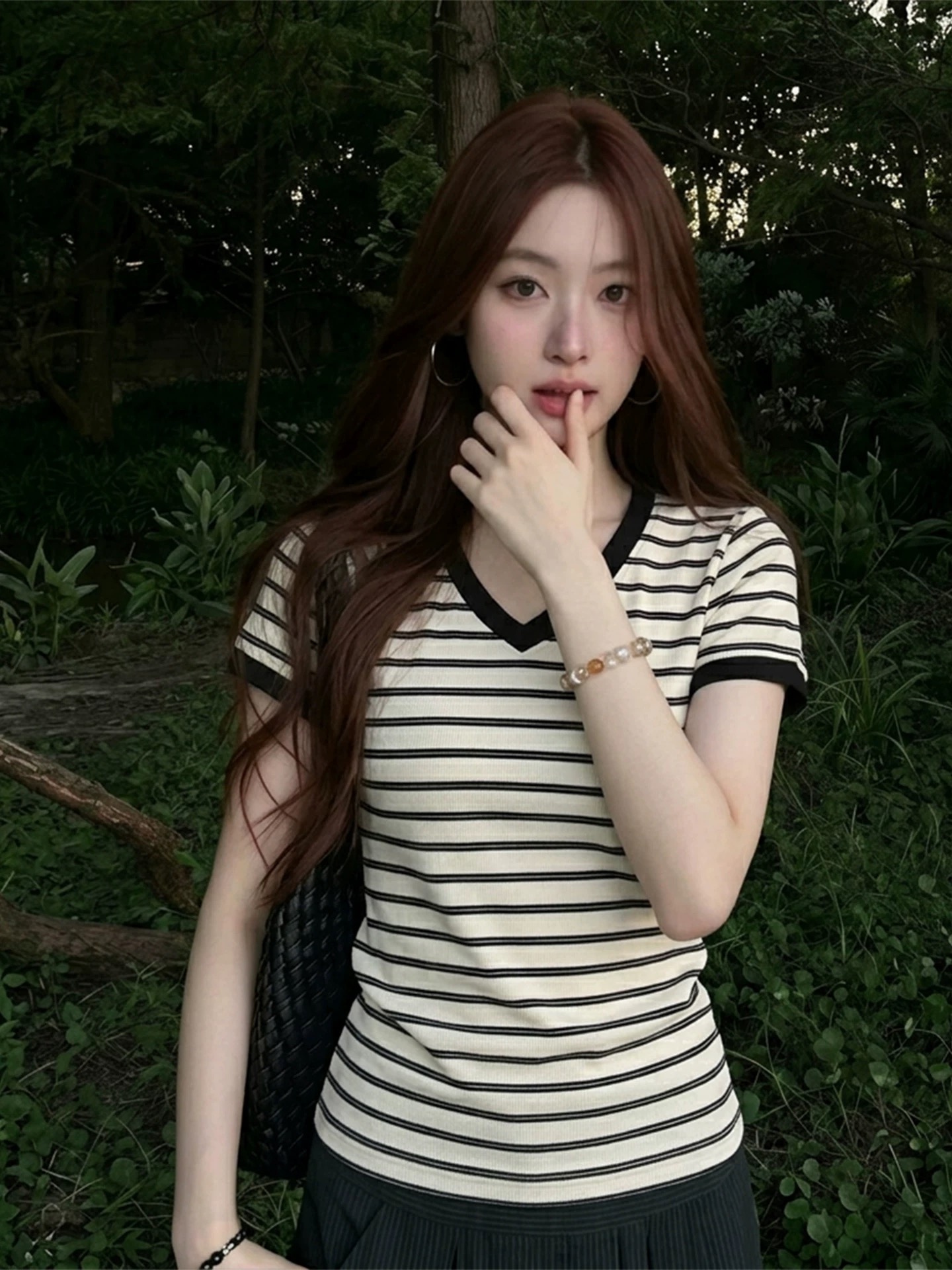 스트라이프 V넥 긍정적 인 어깨 반팔 티셔츠 여성 여름 2026 새로운 몸매 가꾸기 슬림해 보이는 다용도 슈퍼 잘 생긴 쇼트 스타일 맨위 한