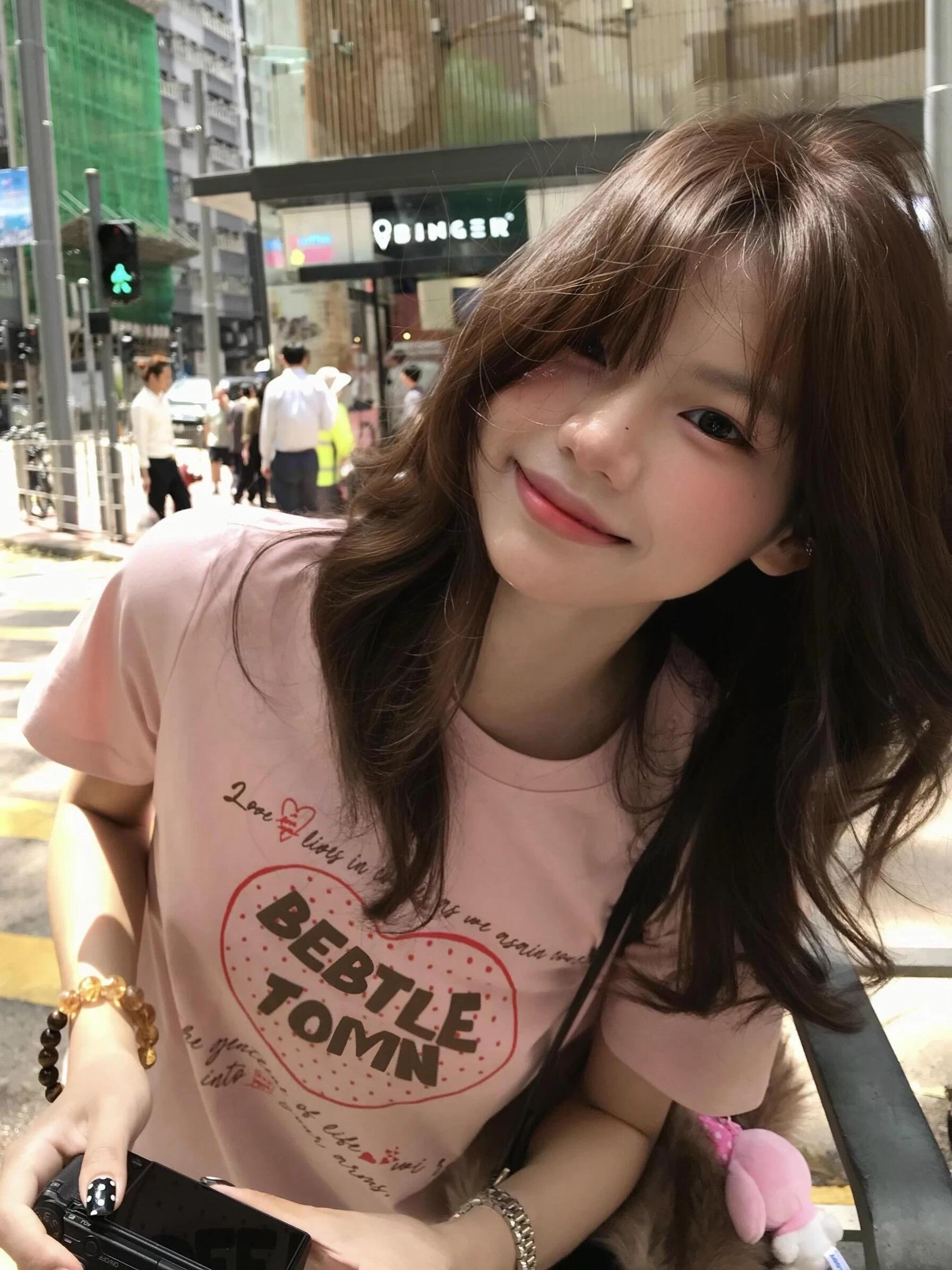아메리칸 긍정적 인 어깨 반팔 핑크색 티셔츠 여성 한 부서 슈퍼 잘 생긴 디자인 센스 쇼트 스타일 고유 한 아름다운 초여름 작은 맨위