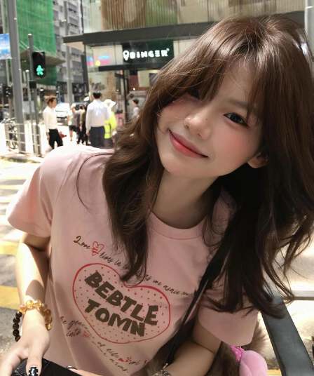 아메리칸 긍정적 인 어깨 반팔 핑크색 티셔츠 여성 한 부서 슈퍼 잘 생긴 디자인 센스 쇼트 스타일 고유 한 아름다운 초여름 작은 맨위