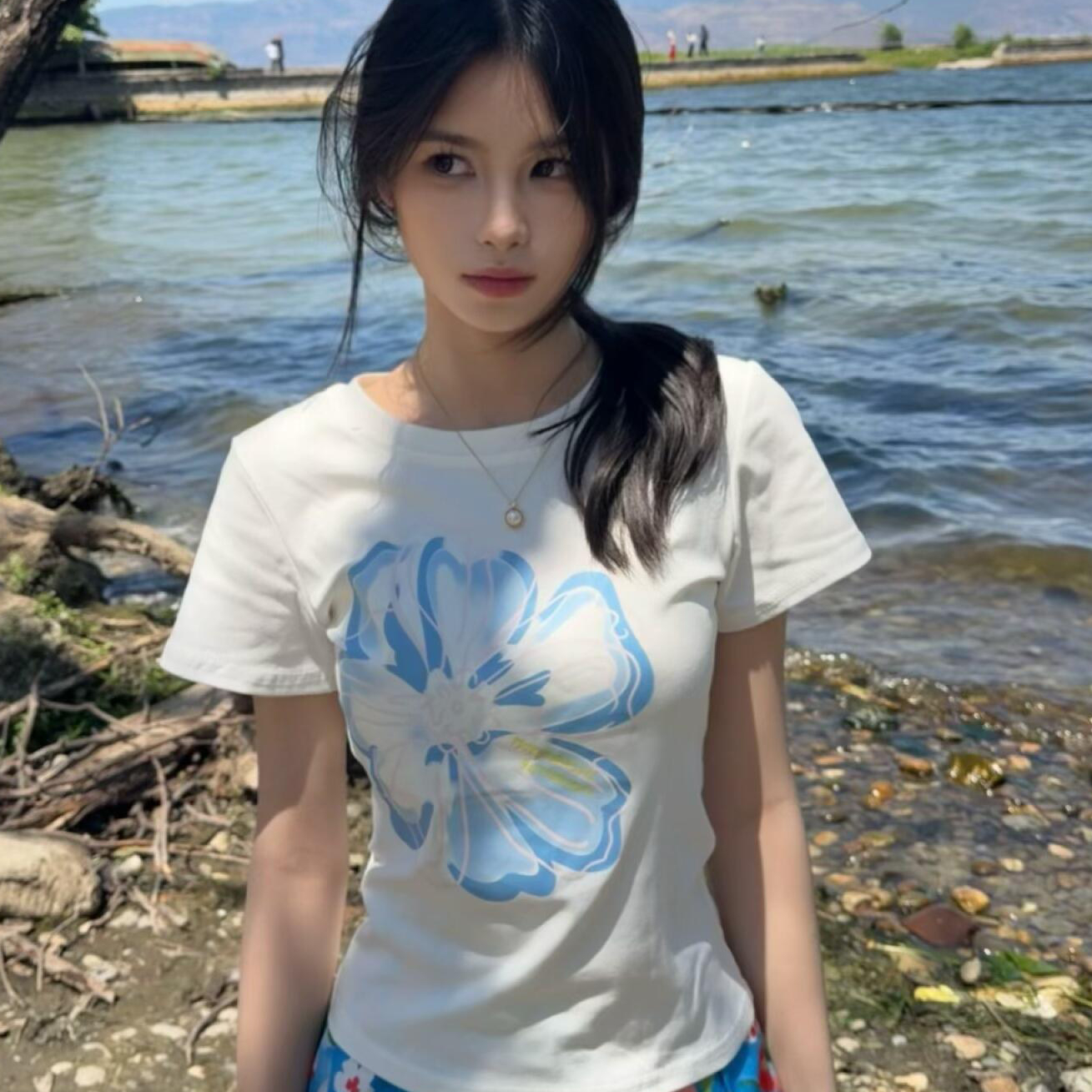 한국 ins 작은 대중 여름 식물 꽃무늬 연령 감소 프린트 긍정적 인 어깨 쇼트 스타일 몸매 가꾸기 슬림해 보이는 순면 반팔 티셔츠 여성