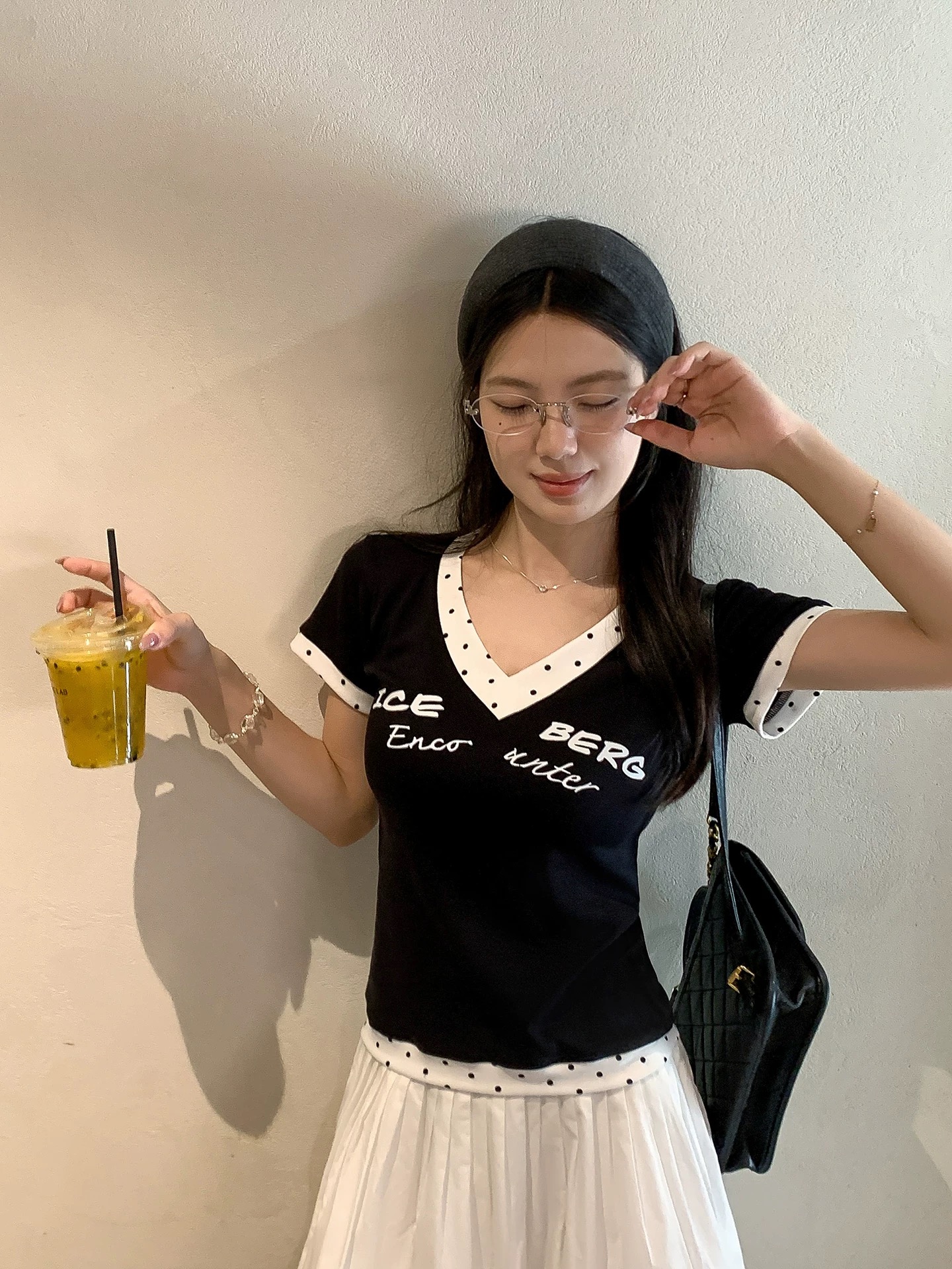 검정색 패치워크 도트 무늬 V넥 반팔 티셔츠 여성 여름 2026 새로운 작은 대중 아니요 명중 섹션 몸매 가꾸기 슬림해 보이는 맨위