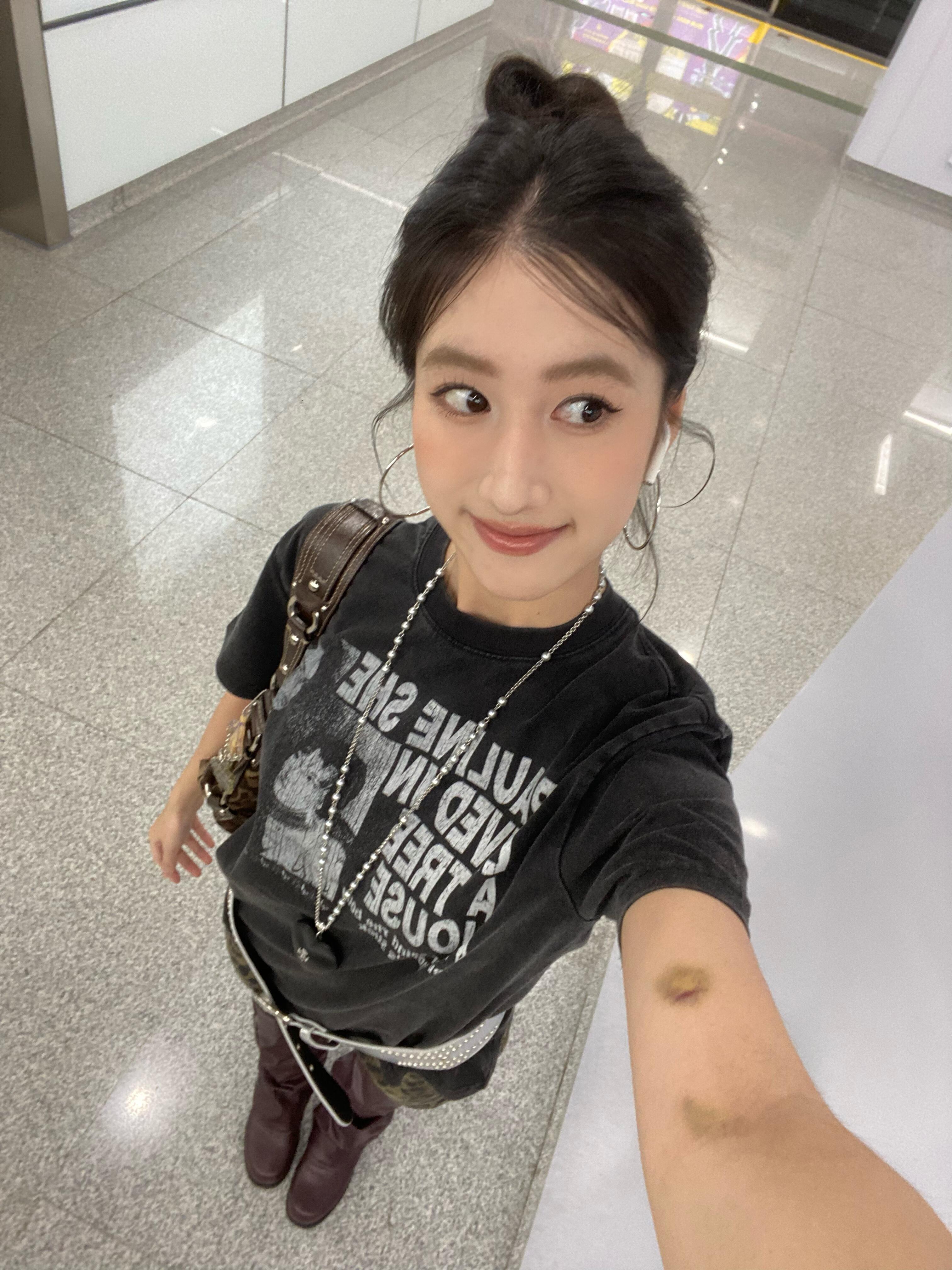 아메리칸 레트로 긍정적 인 어깨 티셔츠 여성 여름 새로운 워싱 마 오래된 검정색 반팔 몸매 가꾸기 슬림해 보이는 핫걸 짧은 맨위