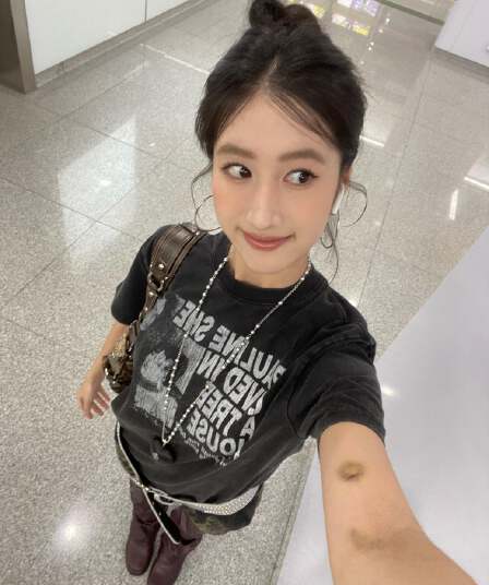 아메리칸 레트로 긍정적 인 어깨 티셔츠 여성 여름 새로운 워싱 마 오래된 검정색 반팔 몸매 가꾸기 슬림해 보이는 핫걸 짧은 맨위