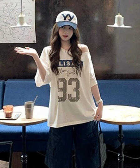 아메리칸 비스듬한 어깨 거리 바람 알파벳 프린트 반팔 티셔츠 여성 여름 트렌드 디자인 센스 오프숄더 맨위 트렌디