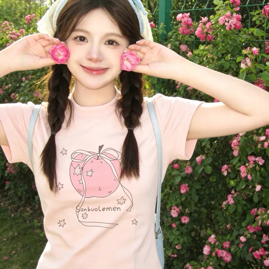 핑크색 긍정적 인 어깨 반팔 티셔츠 여성 2026 새로운 여름 디자인 센스 작은 대중 쇼트 스타일 몸매 가꾸기 달콤한 자매 착용 잡아라. 의류