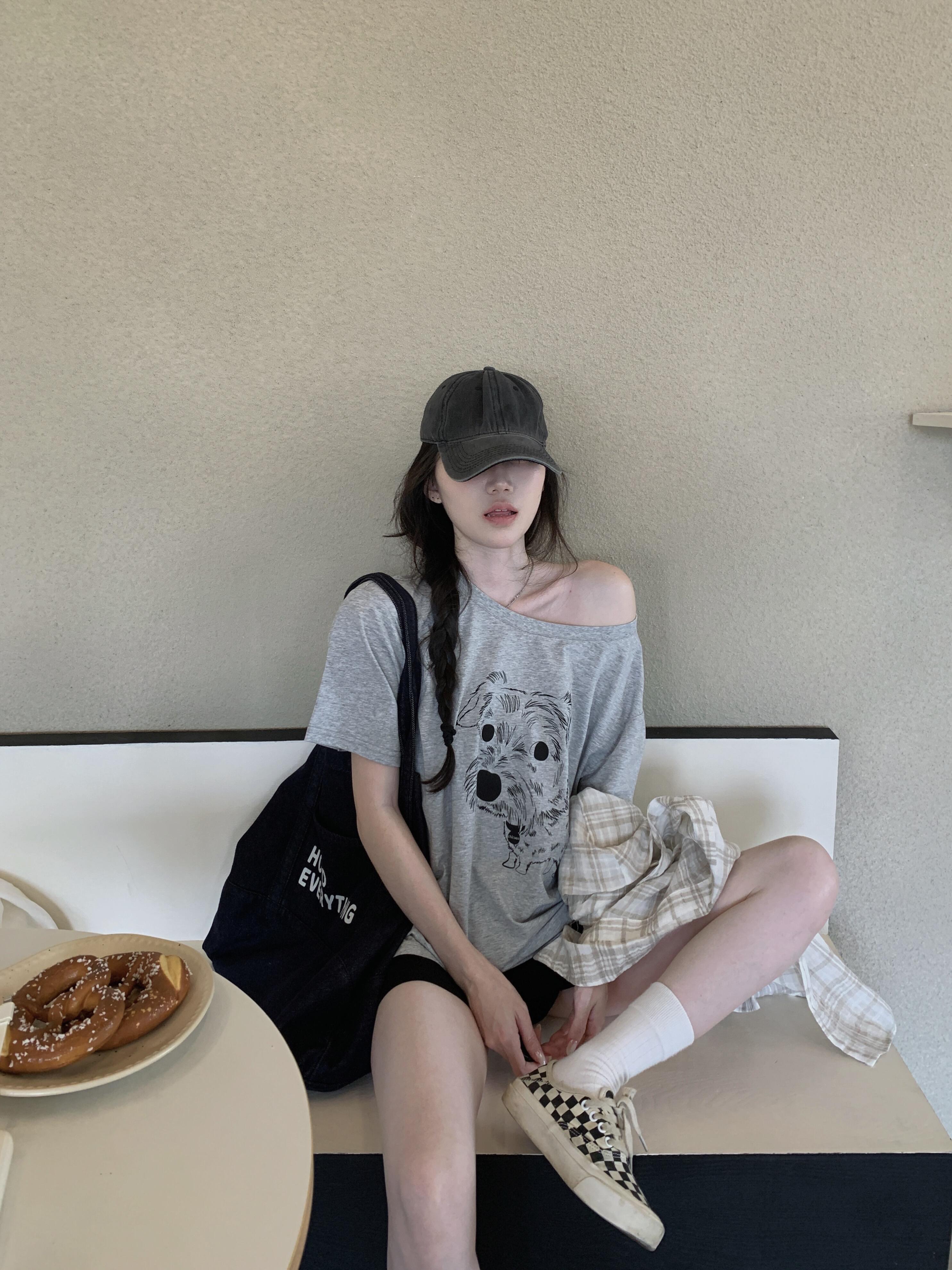 한 부서 귀여운 수채화 플리스 강아지 프린트 비스듬한 어깨 반팔 티셔츠 여성 여름 루즈핏 캐주얼 맨위