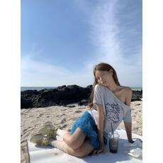 美式小猫印花灰色斜肩短袖T恤女夏季休闲时尚气质上衣