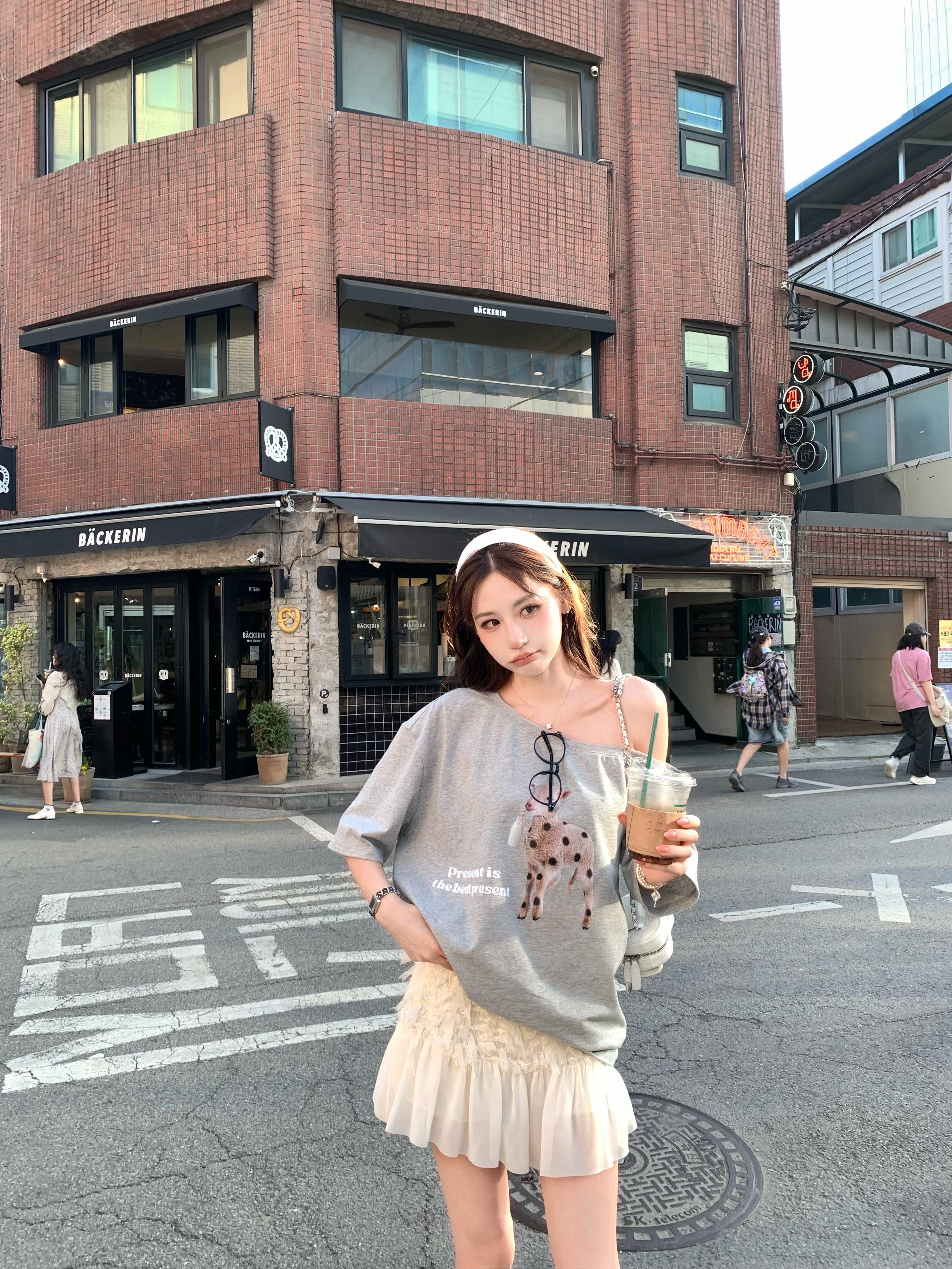 아메리칸 핫걸 회색 비스듬한 어깨 반팔 티셔츠 여성 여름 새로운 루즈핏 디자인 센스 작은 대중 Chic 오프숄더 맨위