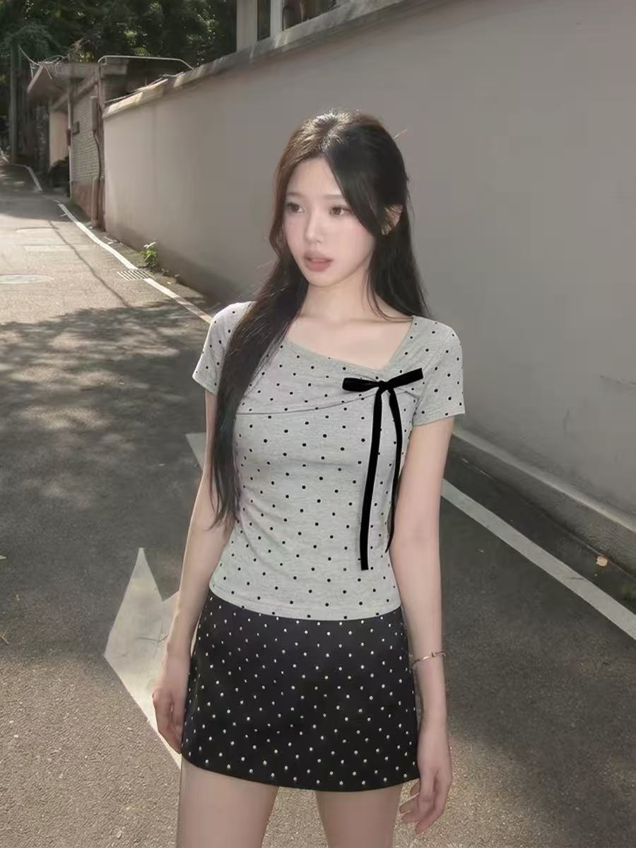 아메리칸 레트로 도트 무늬 회색 반팔 티셔츠 여성 여름 핫걸 달콤한 차가운 디자인 센스 고유 한 긍정적 인 어깨 의류 슬림해 보이는