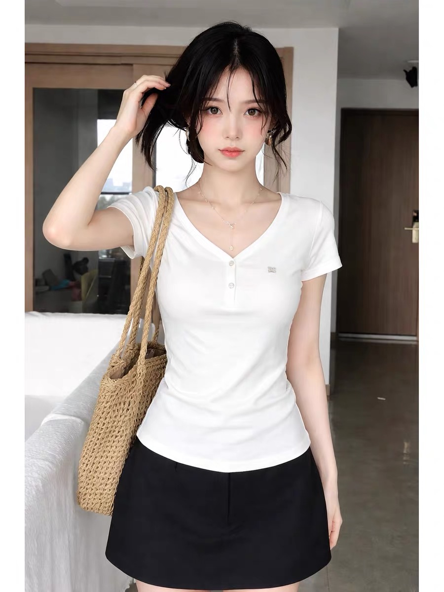 한 부서 화이트 V넥 반팔 티셔츠 여성 2026 새로운 여름 몸매 가꾸기 슬림해 보이는 작은 키 단추 다용도 맨위 트렌디