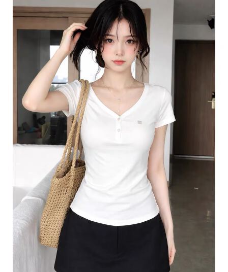 한 부서 화이트 V넥 반팔 티셔츠 여성 2026 새로운 여름 몸매 가꾸기 슬림해 보이는 작은 키 단추 다용도 맨위 트렌디