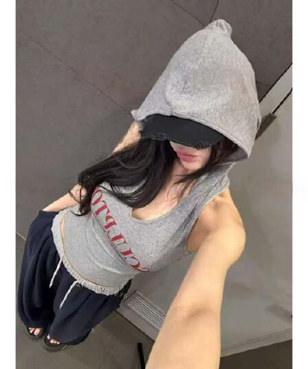 높음 거리 핫걸 알파벳 프린트 후드 민소매 조끼 여성 여름 외출용 몸매 가꾸기 u 칼라 쇄골 허리 수축 Chic 맨위