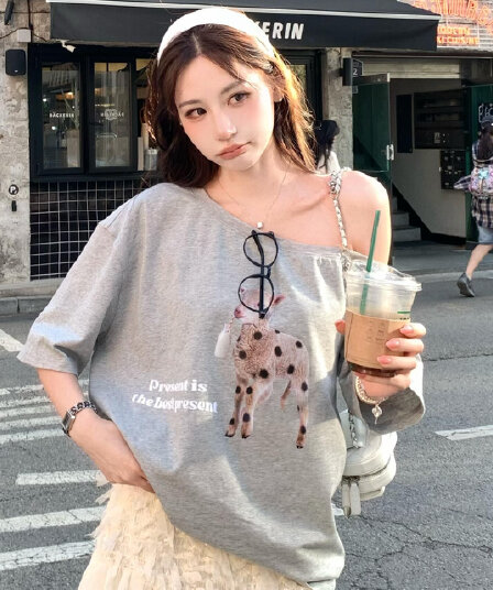 아메리칸 핫걸 회색 비스듬한 어깨 반팔 티셔츠 여성 여름 새로운 루즈핏 디자인 센스 작은 대중 Chic 오프숄더 맨위