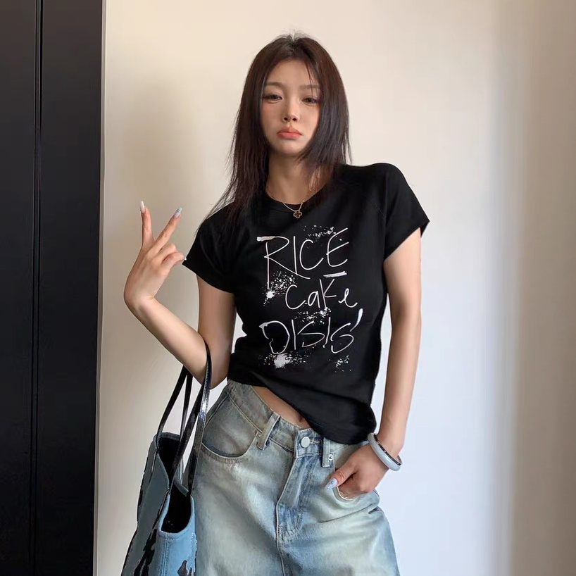 여름 아메리칸 레트로 몸매 가꾸기 쇼트 스타일 핫걸 반팔 고급 센스 미니멀리즘 알파벳 프린트 긍정적 인 어깨 티셔츠 여성