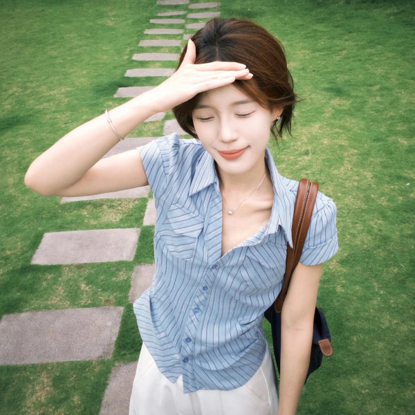 한 부서 꼬집기 허리 질감 센스 스트라이프 셔츠 긍정적 인 어깨 반팔 몸매 가꾸기 슬림해 보이는 품격 주머니 셔츠