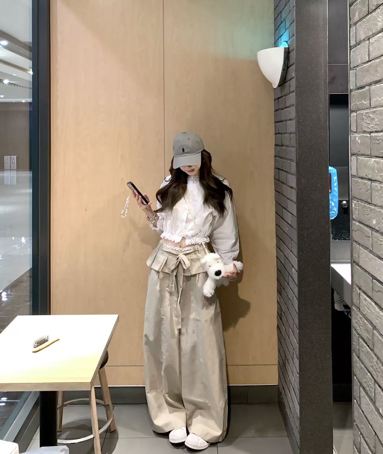 한 부서 아름다운 작은 세트 여름 착용 가져 가라. 화이트 7부 소매 셔츠 카키 색 와이드 레그 팬츠 투피스 세트