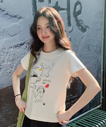 화이트 프린트 라운드 넥 긍정적 인 어깨 반팔 티셔츠 여성 여름 디자인 센스 작은 대중 한 부서 루즈핏 맨위 화이트 t