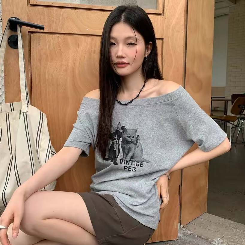 프린트 회색 오프숄더 반팔 티셔츠 여성 여름 디자인 센스 작은 대중 루즈핏 비스듬한 어깨 아름다운 맨위