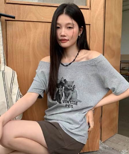 프린트 회색 오프숄더 반팔 티셔츠 여성 여름 디자인 센스 작은 대중 루즈핏 비스듬한 어깨 아름다운 맨위