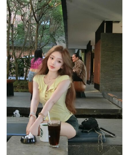 도파민 황색 단추 반 개방 칼라 반팔 티셔츠 여성 여름 핫걸 섹시함 작은 날다 소매 몸매 가꾸기 쇼트 스타일 맨위