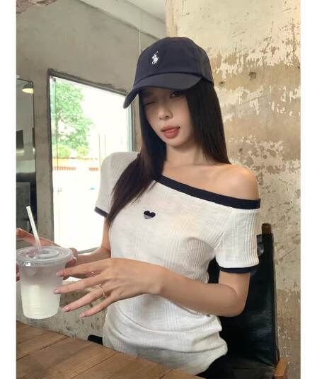 핑크색 비스듬한 어깨 반팔 티셔츠 여성 여름 2026 새로운 한 부서 몸매 가꾸기 자이언트 잘 생긴 ~ 중 오프숄더 맨위