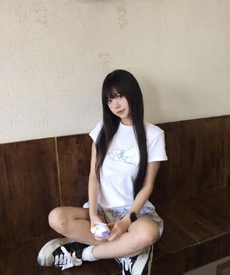 화이트 반팔 몸매 가꾸기 여성 티셔츠 여름 착용 가져 가라. 긍정적 인 어깨 한 부서 반소매 2026 새로운 라운드 넥 슬림해 보이는 맨위