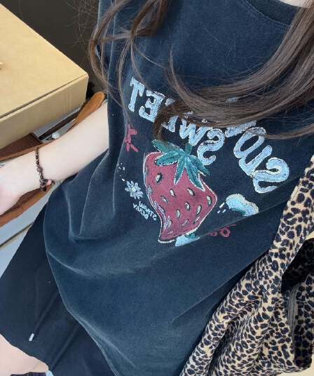 2026 봄 여름 한국 디자이너 섹션 레트로 워싱 회색 루즈핏 슬림해 보이는 딸기 반팔 티셔츠
