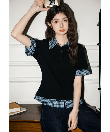 2026 여름 새로운 POLO 칼라 체크무늬 패치워크 반팔 티셔츠 여성 페이크 레이어드 몸매 가꾸기 디자인 센스 쇼트 스타일 맨위