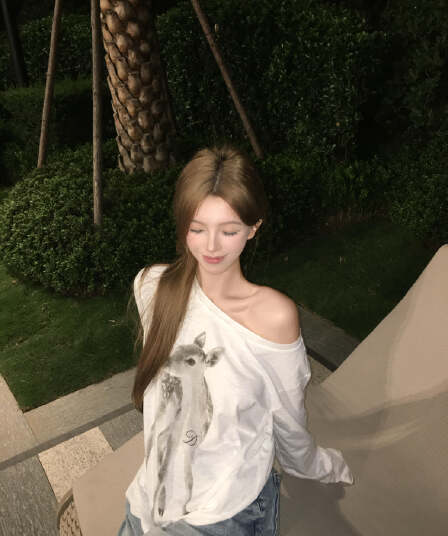 한 부서 비스듬한 칼라 오프숄더 작은 사슴 느긋한 긴팔 티셔츠 여성 2026 봄 외부 가져 가라. 화이트 자외선 차단 블라우스 루즈핏 맨위