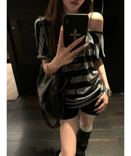 비스듬한 어깨 스트라이프 프린트 반팔 티셔츠 여성 여름 한국 스타일 느긋한 바람 루즈핏 슬림해 보이는 품격 디자인 센스 순수한 욕망 맨위
