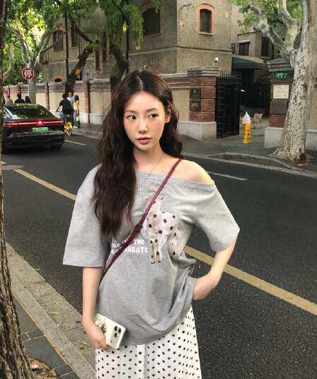 아메리칸 핫걸 회색 비스듬한 어깨 반팔 티셔츠 여성 여름 새로운 루즈핏 디자인 센스 작은 대중 Chic 오프숄더 맨위