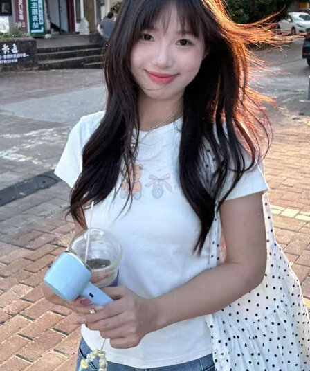 화이트 몸매 가꾸기 반팔 슬림해 보이는 긍정적 인 어깨 여성 티셔츠 2026 새로운 반소매 한 부서 디자인 센스 맨위 여름 동정