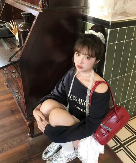 해군 고급 디자인 센스 알파벳 작은 대중 비스듬한 어깨 후드티 여성 이른 가을 보트넥 다용도 루즈핏 슬림해 보이는 맨위