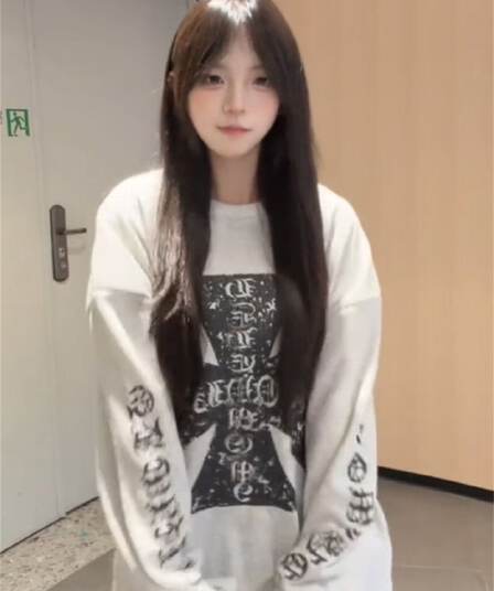 아메리칸 패치워크 알파벳 화이트 십자가 긴팔 티셔츠 여성 가을 루즈핏 슬림해 보이는 디자인 센스 다용도 맨위 트렌디