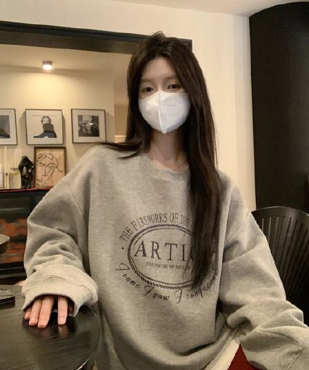 부드러운 찹쌀 라운드 넥 프린트 털이 있는 풀오버 스웨트셔츠 여성 가을 겨울 루즈핏 느긋한 아메리칸 레트로 캐주얼 맨위
