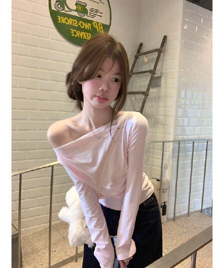 한 부서 달콤한 매운맛 핑크색 비스듬한 어깨 긴팔 티셔츠 여성 가을 디자인 센스 순수한 욕망 몸매 가꾸기 허리 수축 만나는 오프숄더 맨위