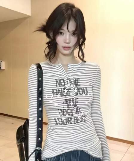 아메리칸 스트라이프 프린트 디자인 센스 긴팔 티셔츠 여성 이른 봄 새로운 몸매 가꾸기 달콤한 핫걸 기본 셔츠 인사이드 잡아라. 의류